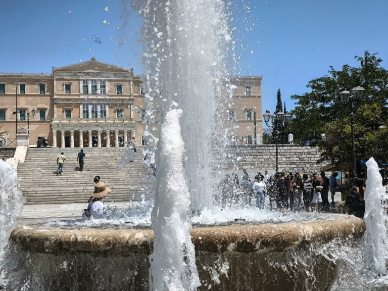 «Από τον γκρεμό στην ανάκαμψη»: Οι Financial Times σκιαγραφούν τη ριζική μεταμόρφωση της ελληνικής οικονομίας την τελευταία δεκαετία