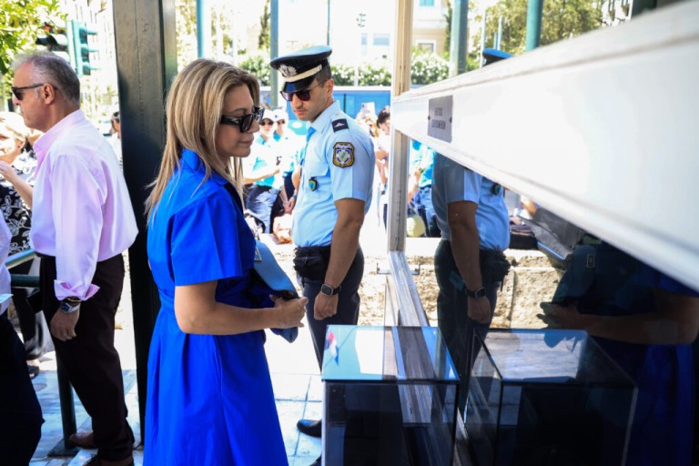 Η Μ. Καρυστιανού κατέθεσε 1,3 εκατ. υπογραφές για την κατάργηση της ασυλίας πολιτικών – «Να σταματήσει η ατιμωρησία»