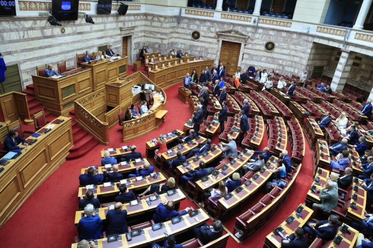 Μεταναστευτικό: Ολοκληρώθηκε η ψηφοφορία επί της κυβερνητικής τροπολογίας για το άσυλο – Ένταση και αντιδράσεις