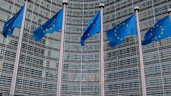 Οι Βρυξέλλες αναστέλλουν τα αντίμετρα μετά την εμπορική συμφωνία που συνήφθη με τον Τραμπ