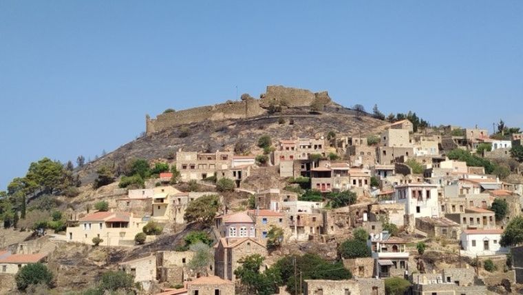 Φωτιά στη Χίο: Μικρής έκτασης οι φθορές στον βυζαντινό ναό του Αγ. Γεωργίου και στο Κάστρο της Βολισσού
