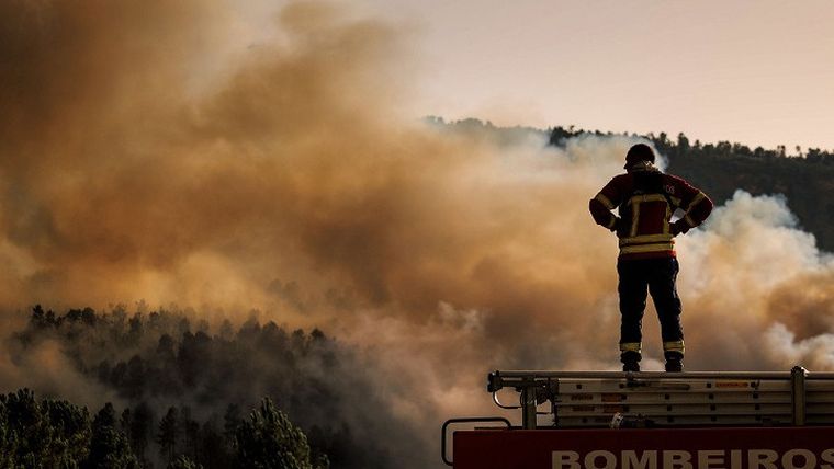 Ισπανία: Ένας πυροσβέστης έχασε τη ζωή του, συνεχίζεται η μάχη με τις φλόγες